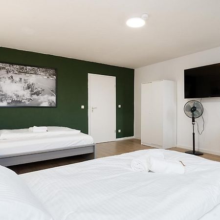 Einfach Aber Sehr Komfortabel - Wohnung Fuer 6 Personen - 2Xwc - Grupen, Messe, Monteure, Studenten - Voll Ausgestattet - 6 Betten 140X200Cm Hochwertig, 3 Smart-Tv 55 Zoll Netflix, 1000 Mbit Wlan, Voll Ausgestattete Kueche Дуйсбург Экстерьер фото