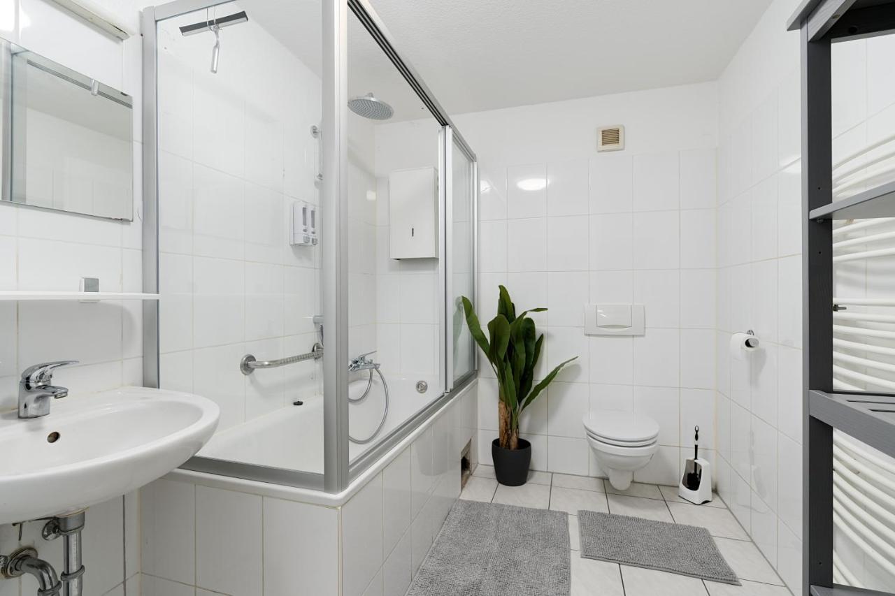 Einfach Aber Sehr Komfortabel - Wohnung Fuer 6 Personen - 2Xwc - Grupen, Messe, Monteure, Studenten - Voll Ausgestattet - 6 Betten 140X200Cm Hochwertig, 3 Smart-Tv 55 Zoll Netflix, 1000 Mbit Wlan, Voll Ausgestattete Kueche Дуйсбург Экстерьер фото