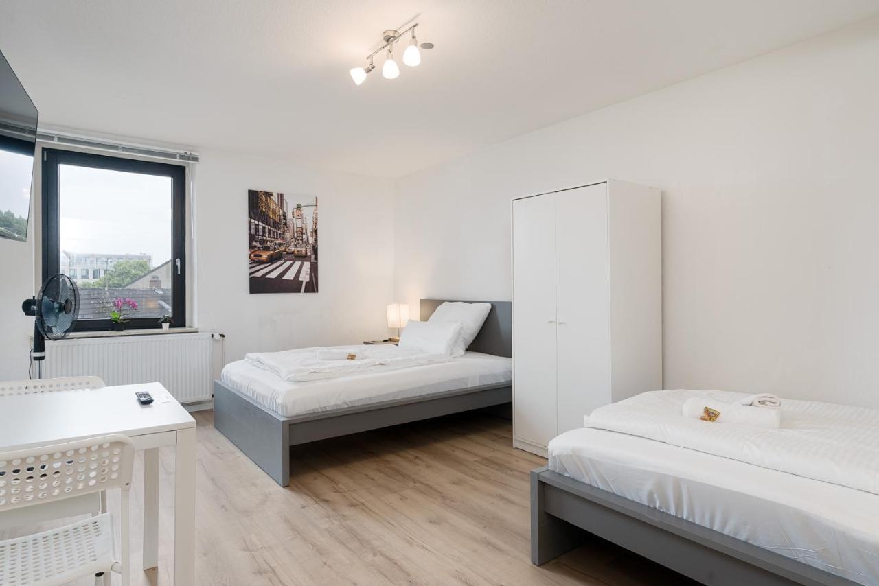 Einfach Aber Sehr Komfortabel - Wohnung Fuer 6 Personen - 2Xwc - Grupen, Messe, Monteure, Studenten - Voll Ausgestattet - 6 Betten 140X200Cm Hochwertig, 3 Smart-Tv 55 Zoll Netflix, 1000 Mbit Wlan, Voll Ausgestattete Kueche Дуйсбург Экстерьер фото