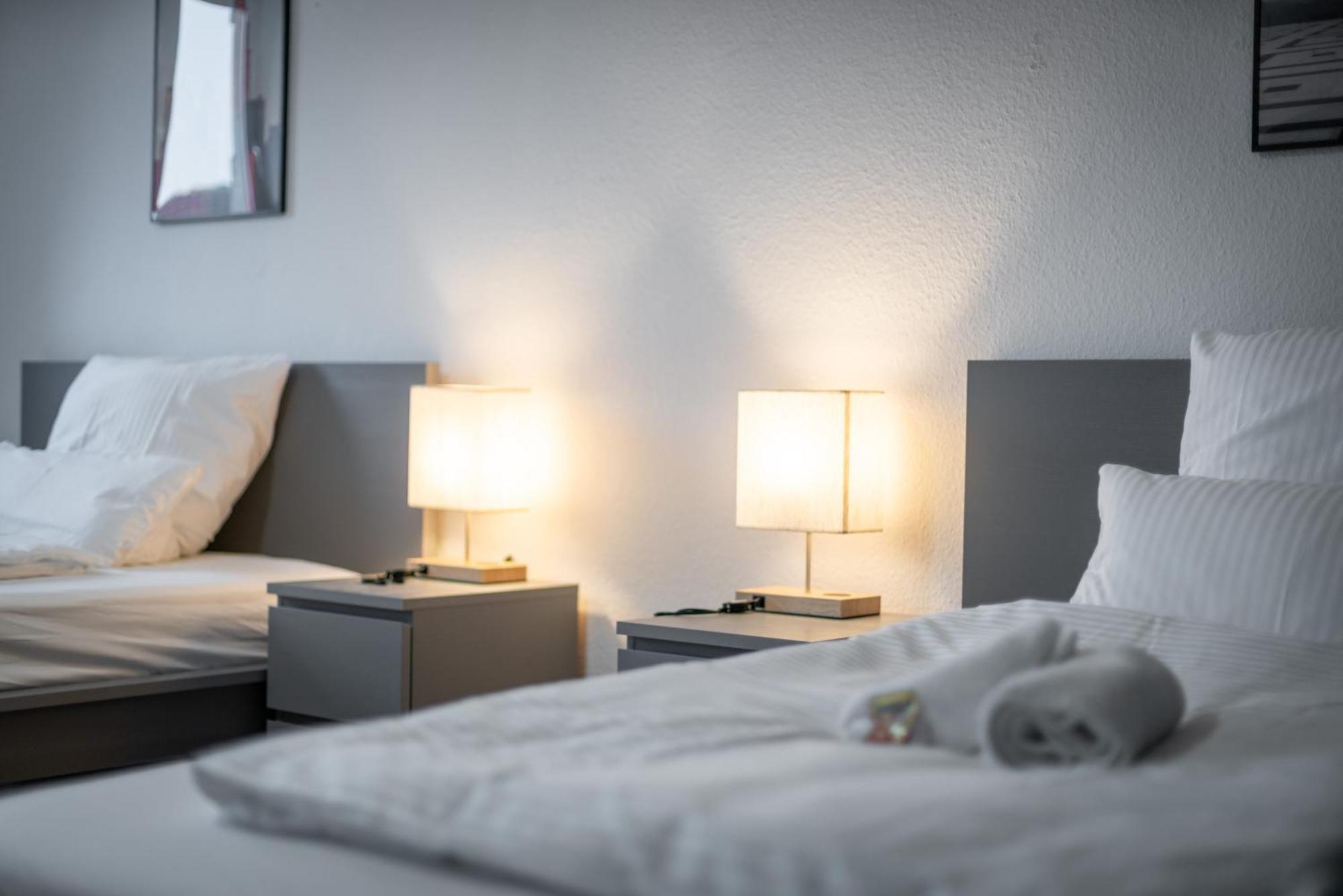 Einfach Aber Sehr Komfortabel - Wohnung Fuer 6 Personen - 2Xwc - Grupen, Messe, Monteure, Studenten - Voll Ausgestattet - 6 Betten 140X200Cm Hochwertig, 3 Smart-Tv 55 Zoll Netflix, 1000 Mbit Wlan, Voll Ausgestattete Kueche Дуйсбург Экстерьер фото